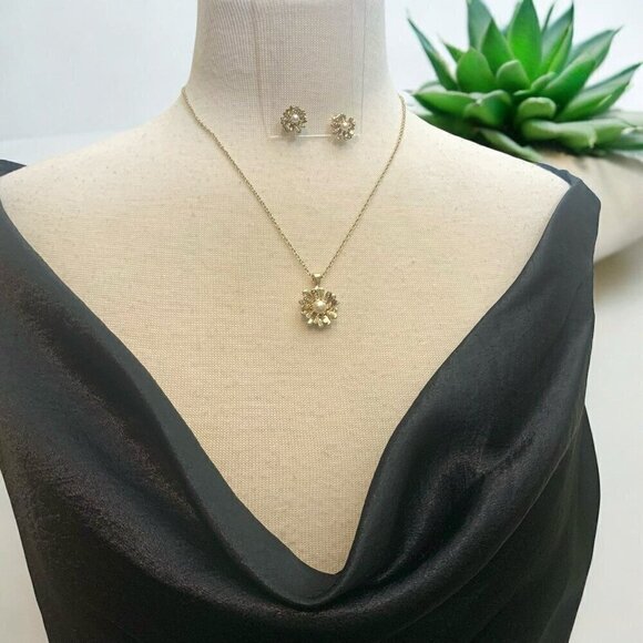 AVON GV9 Signature Collection Pearl Rhinestone Flower Necklace Earring Set - Picture 2 of 10